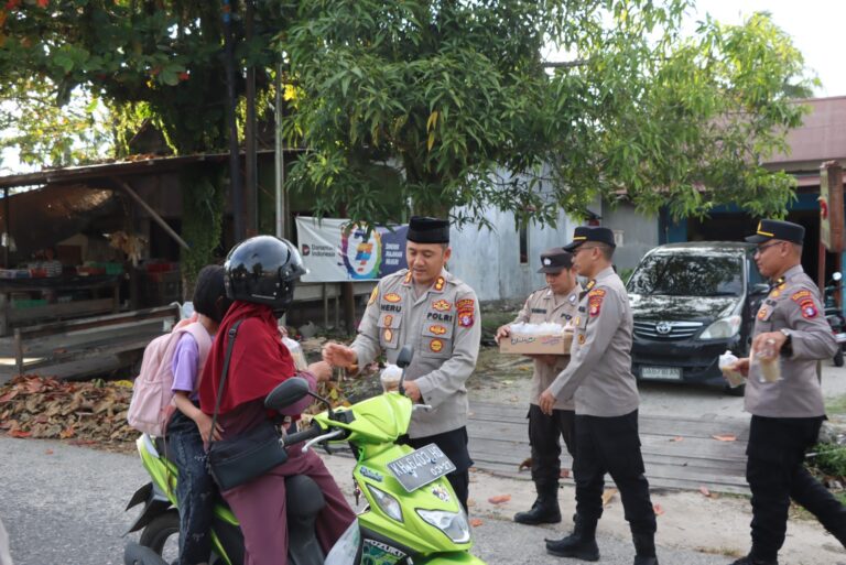 Berbagi Berkah Ramadan, Polres Gunung Mas Turun ke Jalan Bagikan Takjil