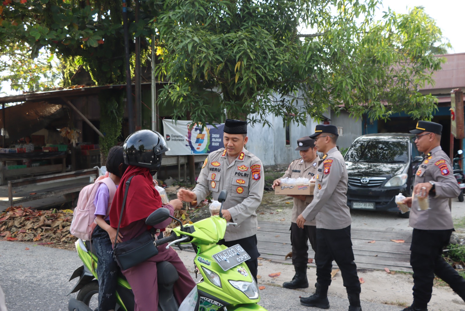 Berbagi Berkah Ramadan, Polres Gunung Mas Turun ke Jalan Bagikan Takjil