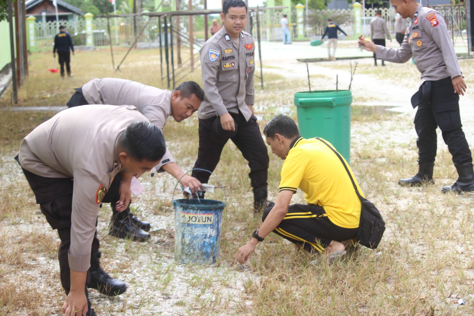 Dukung Program Indonesia Asri, Polres Gunung Mas Bersihkan Rumah Ibadah