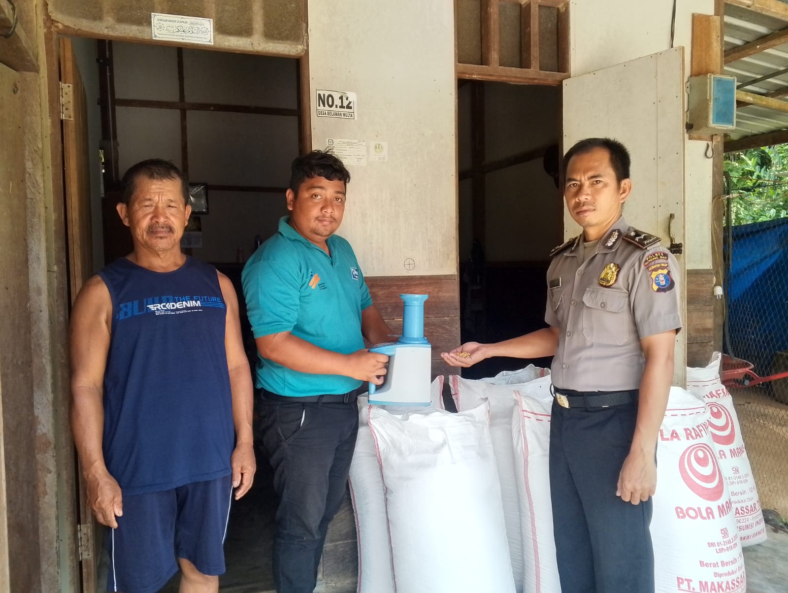 Polsek Manuhing Tinjau Kualitas Panen Jagung Poktan Sumber Barokah, Pastikan Standar Jelang Pemasaran