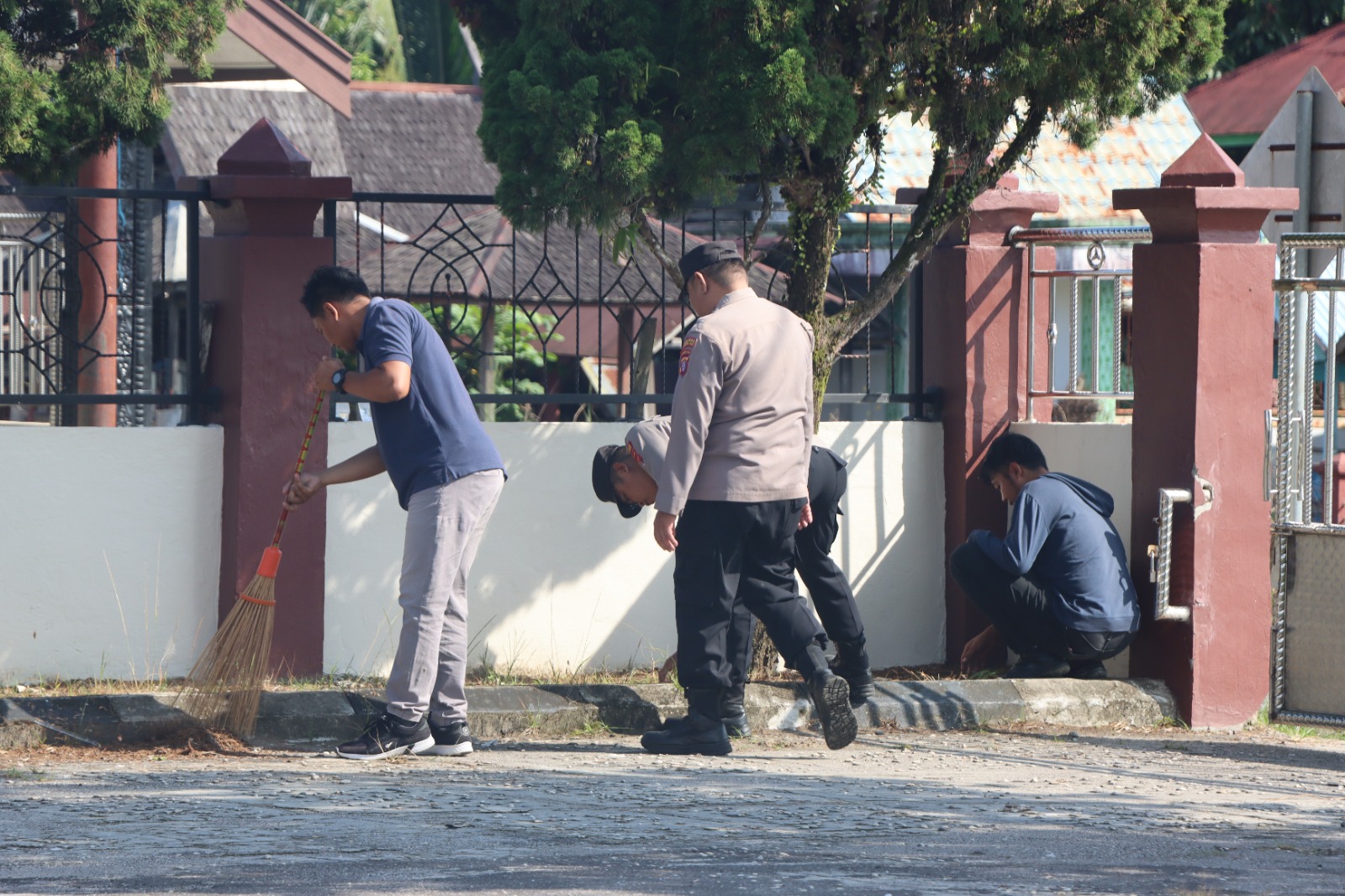 Polres Gunung Mas Gelar Kerja Bakti di Gereja GKE Estomihi, Wujud Nyata Program Indonesia ASRI