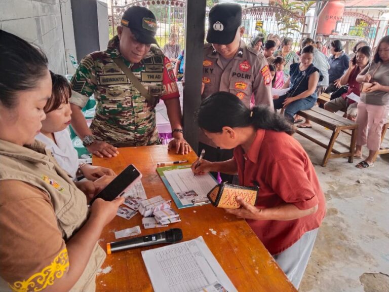 Bhabinkamtibmas Kawal Penyaluran KHBS di Sepang Kota, 107 KK Terima Bantuan