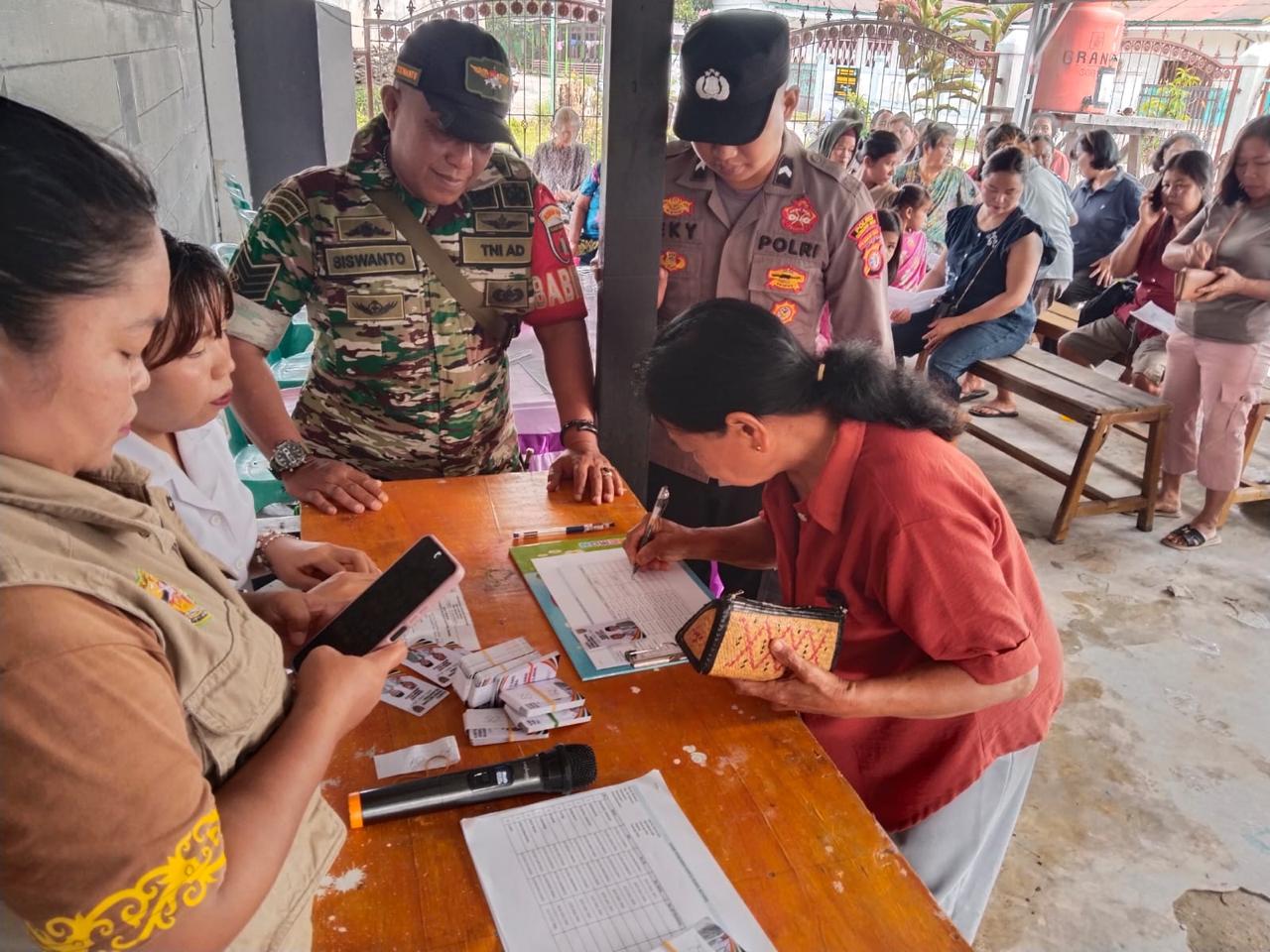 Bhabinkamtibmas Kawal Penyaluran KHBS di Sepang Kota, 107 KK Terima Bantuan