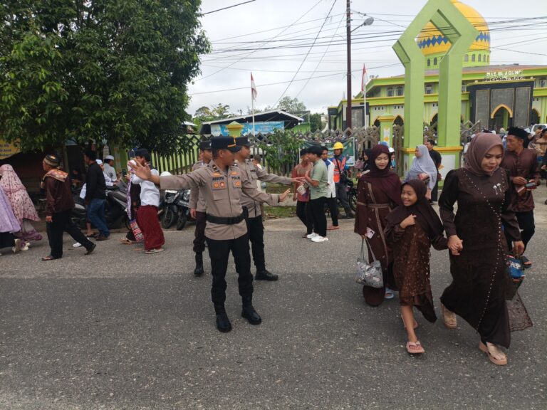 Sinergi Polri-TNI, Pengamanan Sholat Id di Gunung Mas Berjalan Tertib