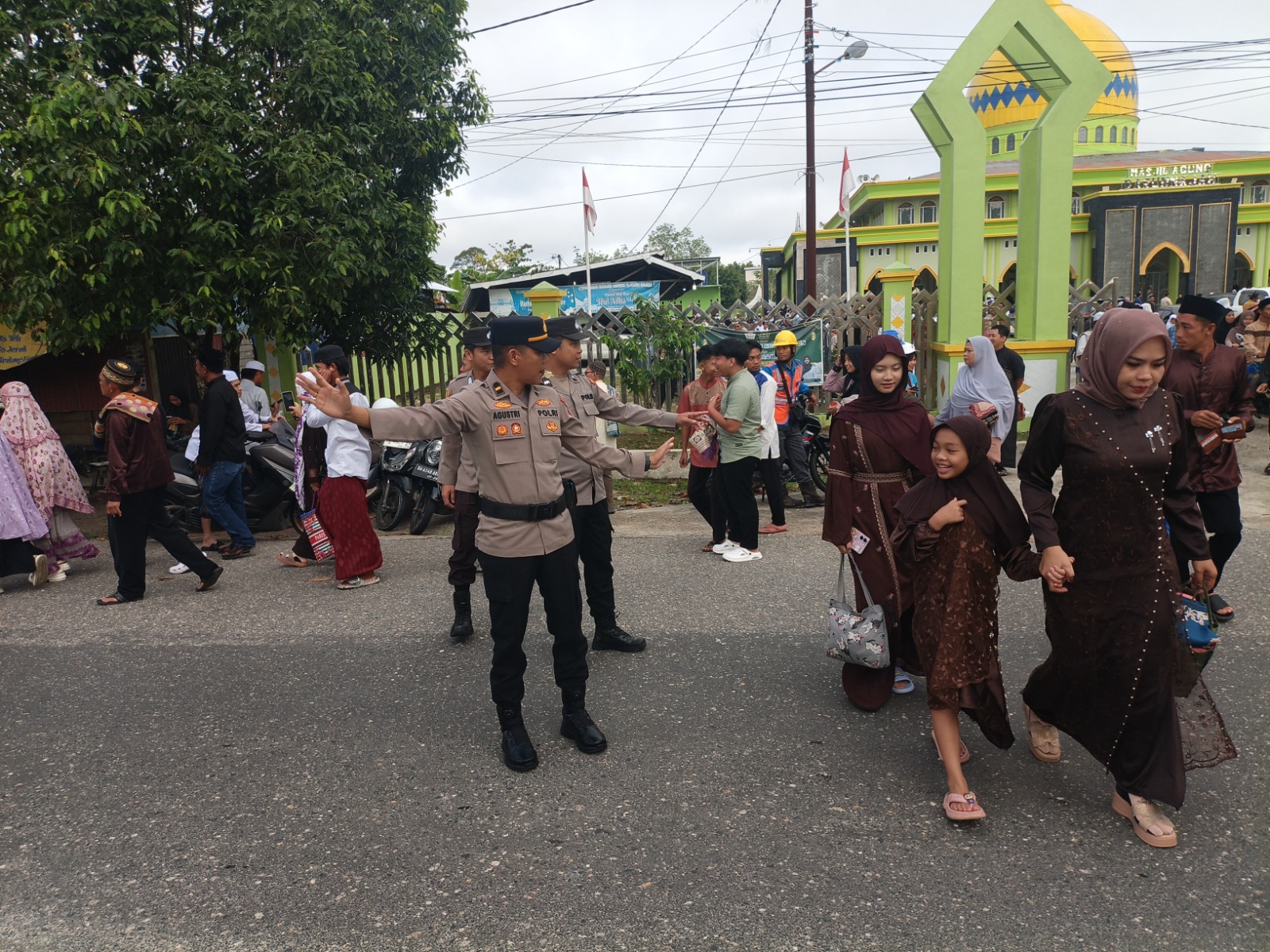 Sinergi Polri-TNI, Pengamanan Sholat Id di Gunung Mas Berjalan Tertib