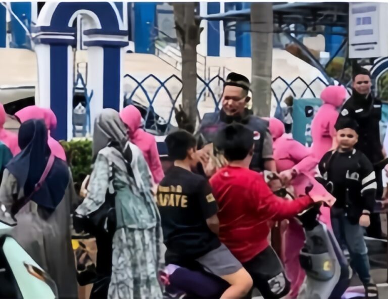 Ramadan Penuh Berkah, Satresnarkoba Polres Kapuas Bagikan Takjil kepada Pengendara