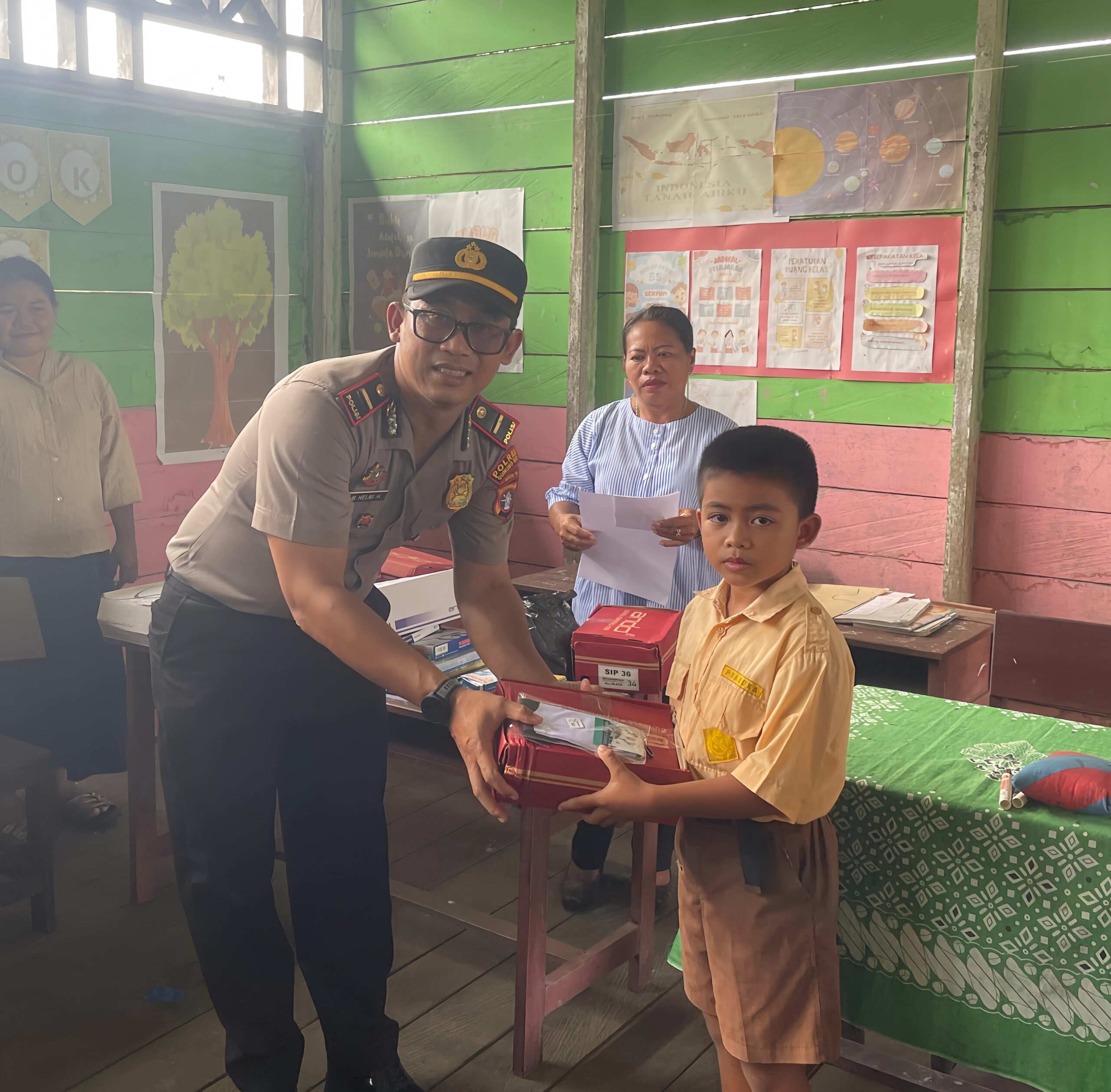 Polri Peduli Pendidikan, Polsek Rungan Beri Bantuan untuk Siswa SDN Luwuk Kantor