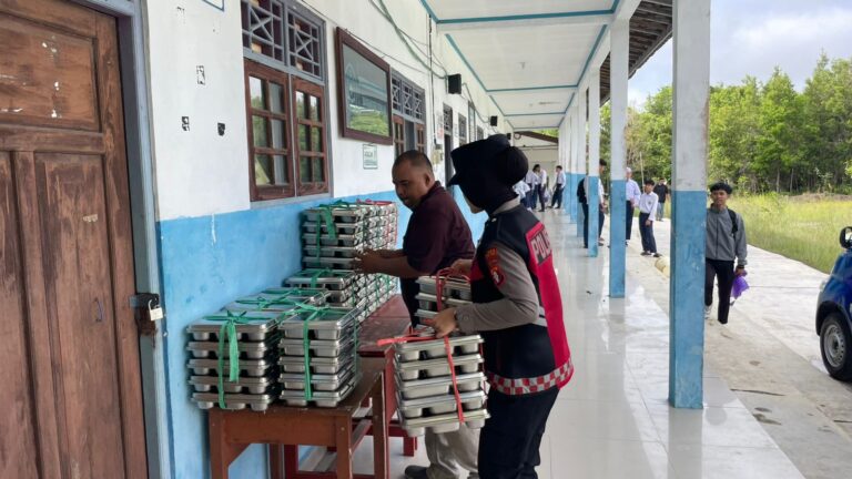 Polwan Polres Gunung Mas Kawal MBG, 2.677 Pelajar dan Kelompok Rentan Terima Manfaat