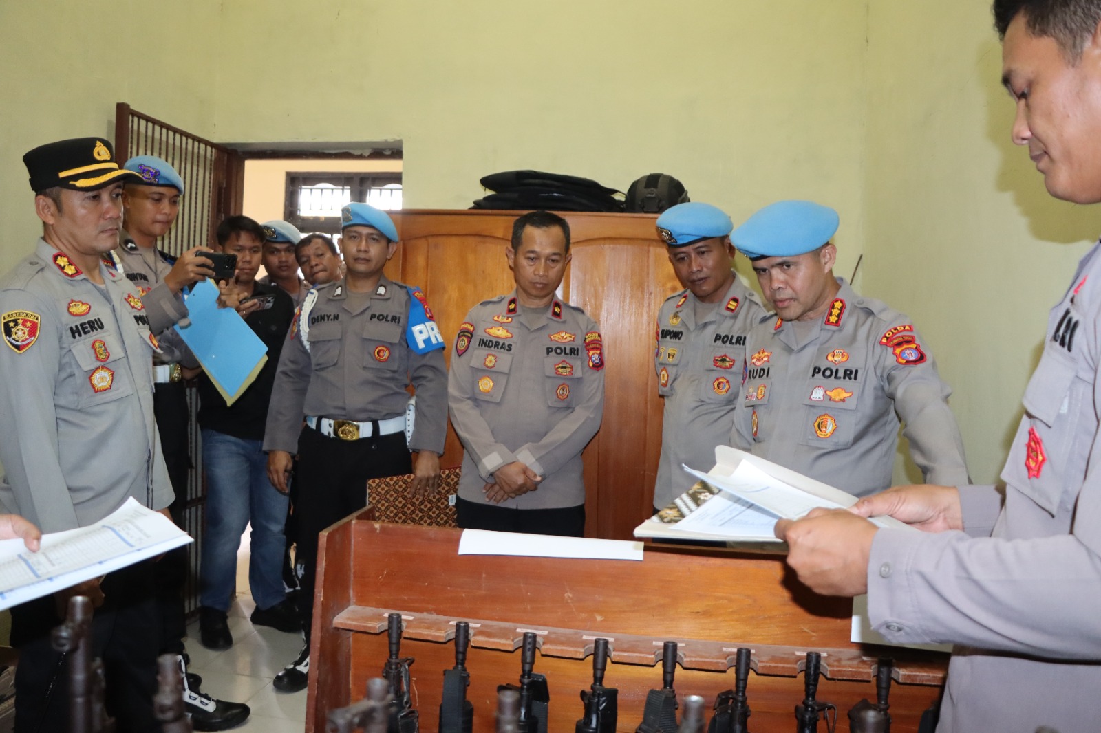 Bidpropam Polda Kalteng Periksa Senpi dan Disiplin Personel di Polres Gunung Mas