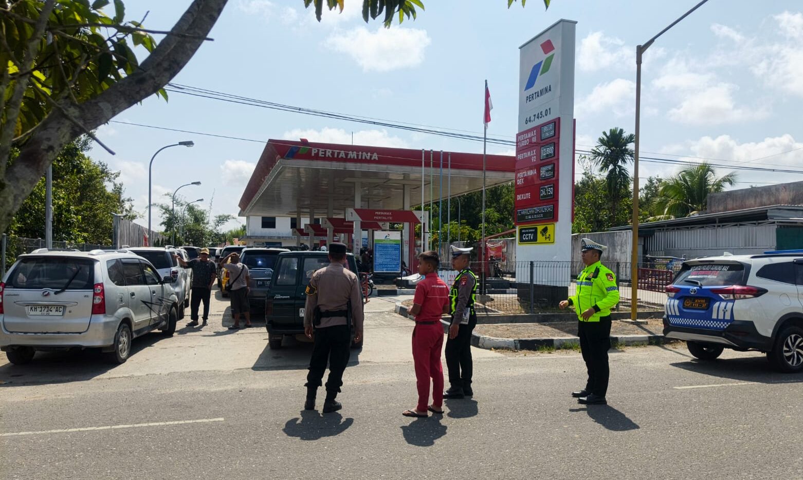 Polres Gunung Mas Kerahkan Personel untuk Awasi Antrean BBM di SPBU