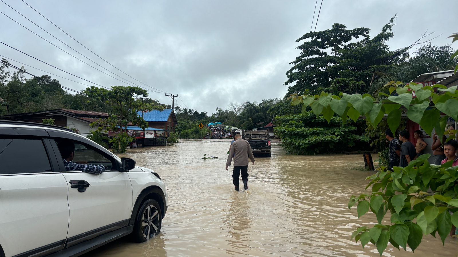 Sungai Handuken Meluap, Personel Polsek Sepang Siaga Amankan Jalur Lintas Provinsi