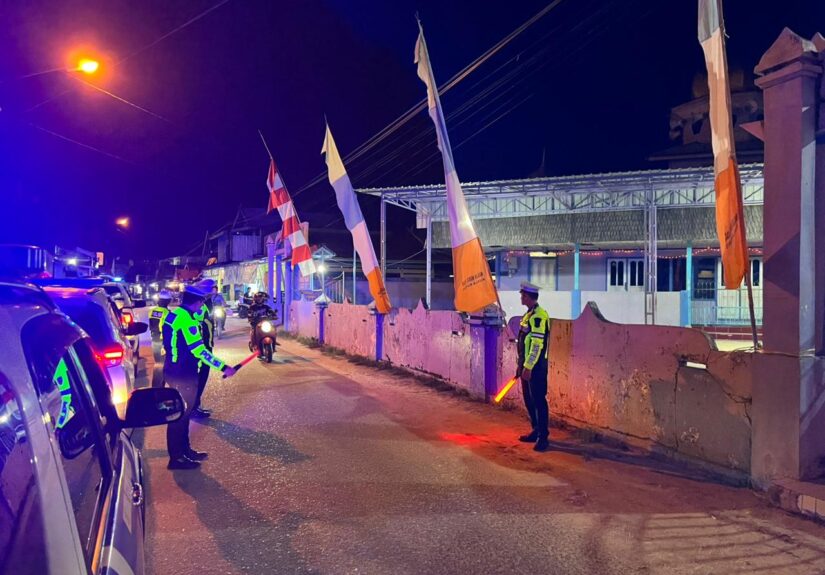 Polisi Humanis Warnai Pengamanan Malam Hari Raya Idul Adha di Gunung Mas