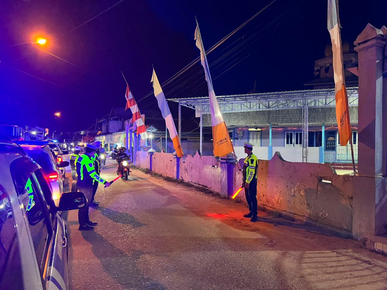 Polisi Humanis Warnai Pengamanan Malam Hari Raya Idul Adha di Gunung Mas