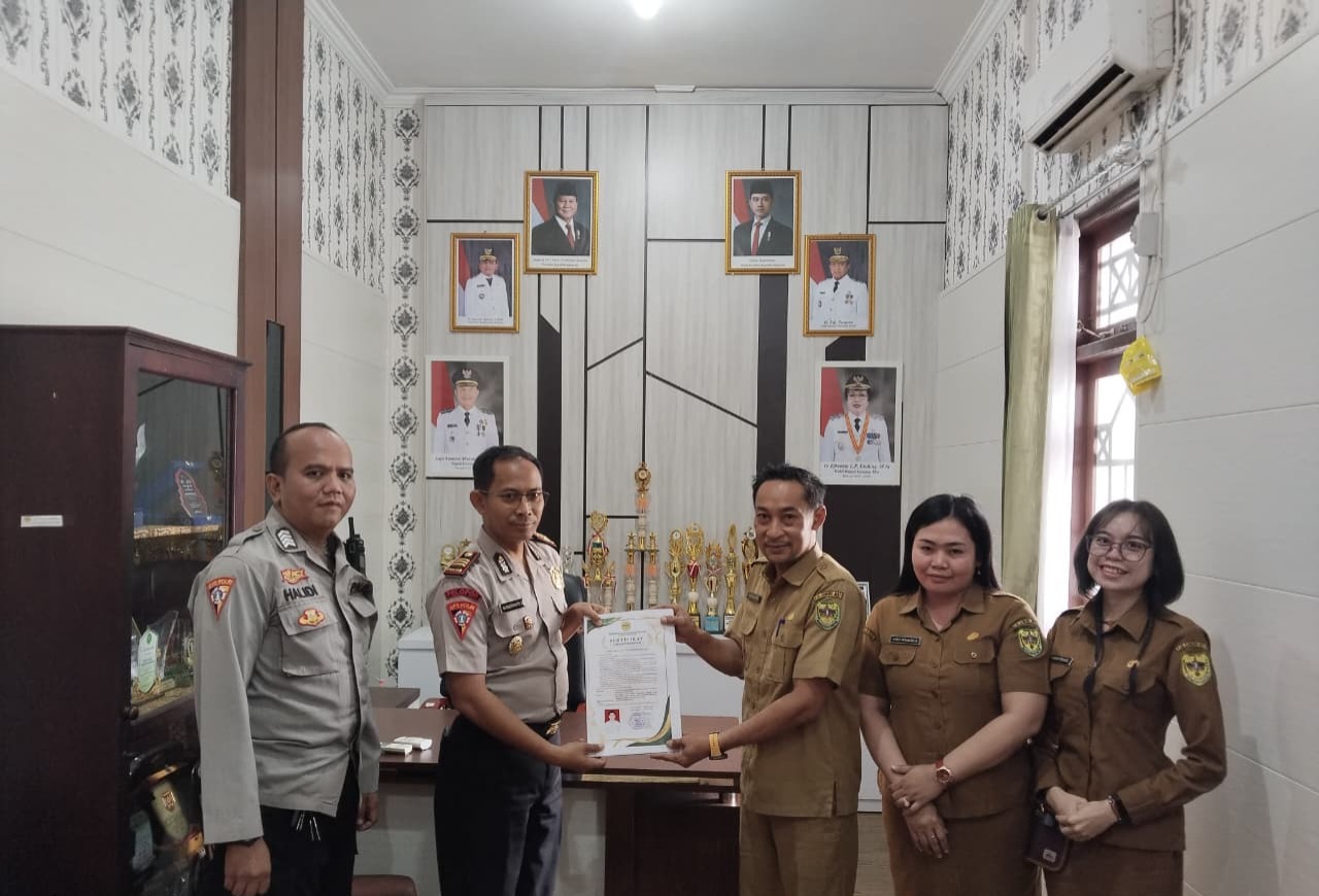 Dinas Kesehatan Serahkan SLHS kepada SPPG Kemala Presisi Polres Gunung Mas