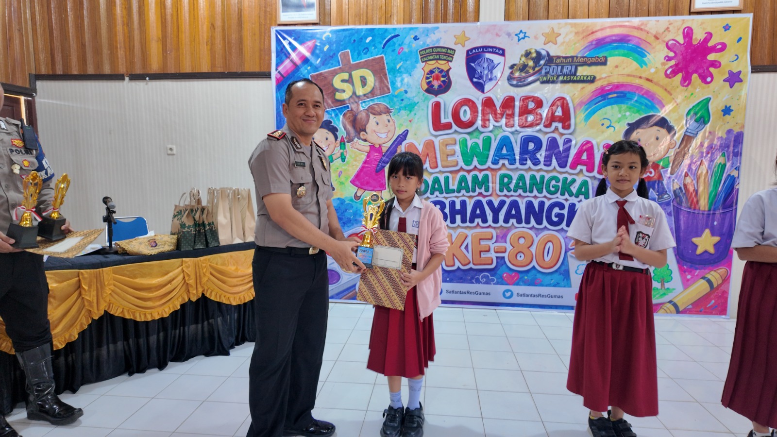 50 Siswa Adu Kreativitas di Lomba Mewarnai Hari Bhayangkara ke-80 Polres Gunung Mas