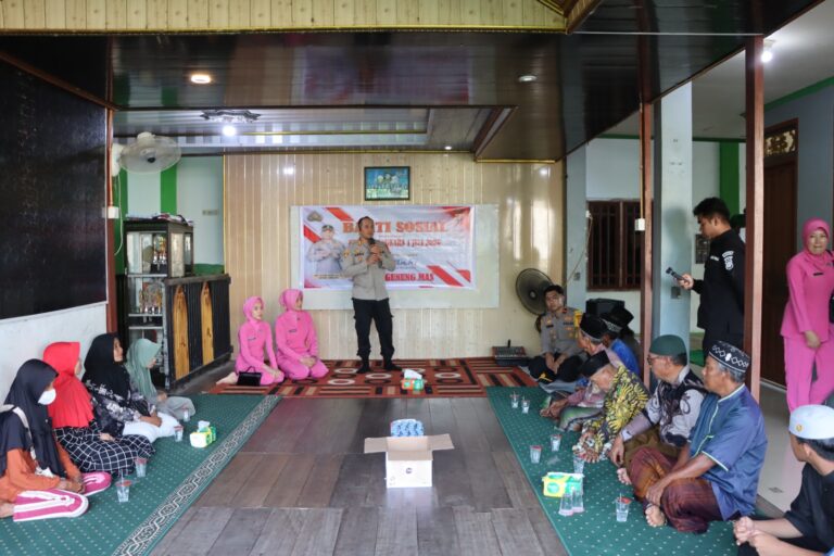 Kapolres Gunung Mas Pimpin Langsung Penyaluran Bantuan Sosial untuk Lansia dan Warakawuri