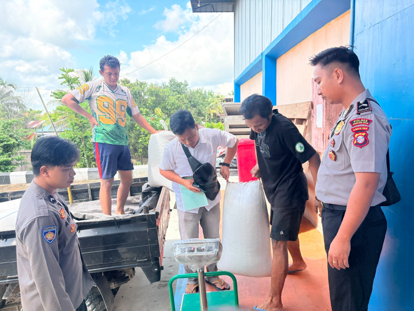 Polsek Sepang Perkuat Cadangan Pangan Daerah Lewat Penyerahan Jagung Hibrida ke Bulog