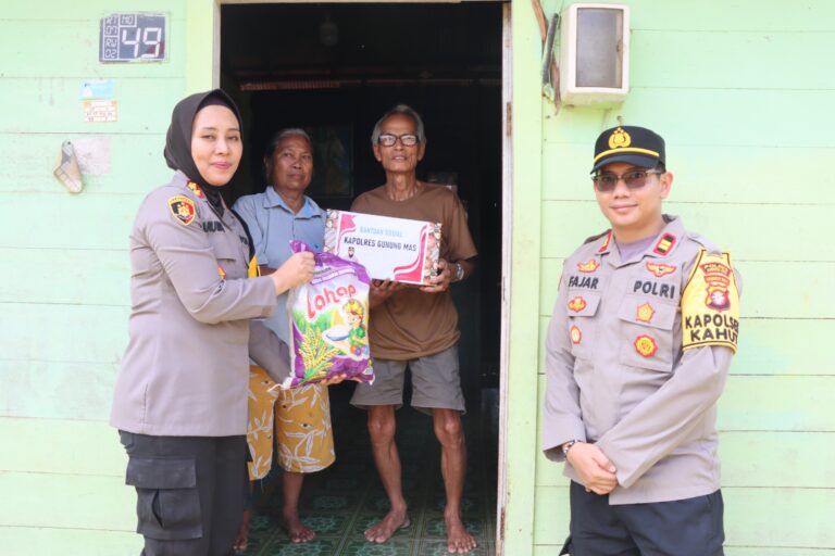 Kapolres Gunung Mas Hadir di Tumbang Miri, Puluhan Warga Terima Bantuan Sembako